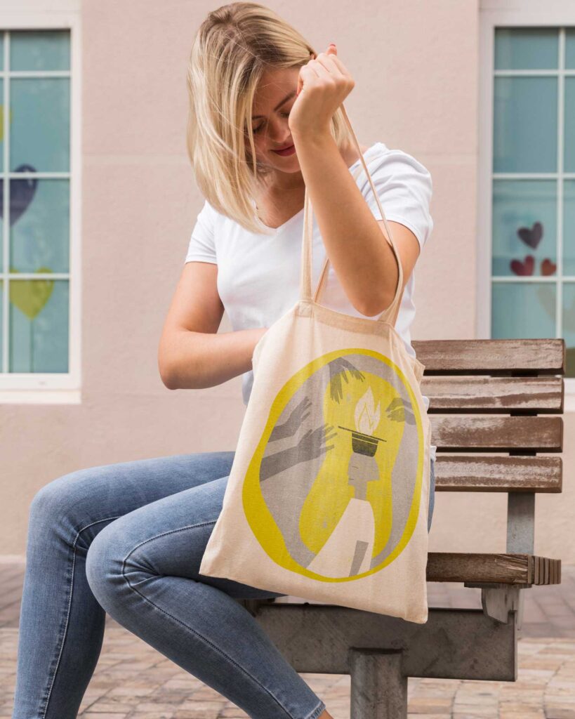 Una mujer rubia, con camiseta blanca y vaqueros, está sentada en un banco de madera sosteniendo una bolsa de tela con un diseño abstracto en amarillo y gris, buscando en su interior. Al fondo, se ven corazones en las ventanas.